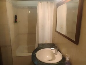 Bruser, hårtørrer, bidet, håndklæder