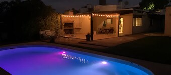 Casa con piscina para 8 personas.