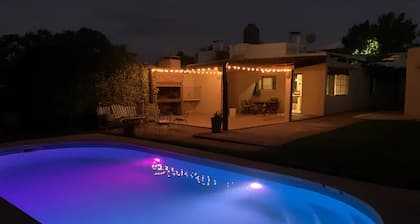 Casa con piscina para 8 personas.