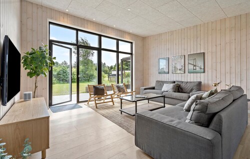 Lovely home in Glesborg with WiFi