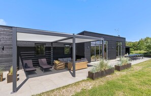 Outdoor dining - Lovely home in Glesborg with WiFi (Glesborg)