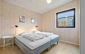 7 bedrooms, travel crib, free WiFi - Lovely home in Glesborg with WiFi (Glesborg)