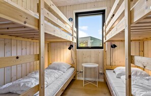 7 bedrooms, travel crib, free WiFi