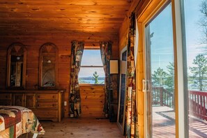 4 bedrooms, WiFi, bed sheets - Lakeside Lodge with stunning views! (Rockwood)