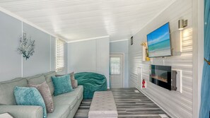 Smart TV, fireplace, ping pong, books