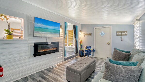 Smart TV, fireplace, ping pong, books