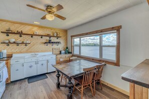 Wasserkocher mit Kaffee-/Teezubehör, Kühlschrank, Mikrowelle, Ofen