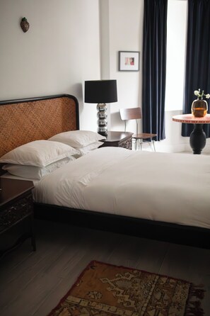 2 bedrooms, desk, WiFi, bed sheets