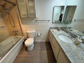 Articles de toilette écologiques, sèche-cheveux, serviettes fournies