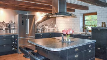 Fridge, oven, dishwasher, coffee/tea maker