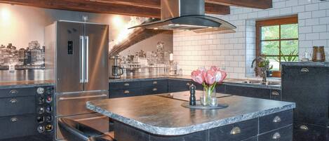 Een koelkast, een oven, een vaatwasser, een koffiezetapparaat/waterkoker