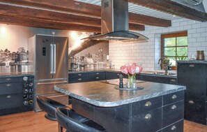 Fridge, microwave, oven, dishwasher - 4 bedroom beautiful home in Gärsnäs (Gärsnäs)