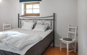 4 bedrooms, travel cot, free WiFi - 4 bedroom beautiful home in Gärsnäs (Gärsnäs)