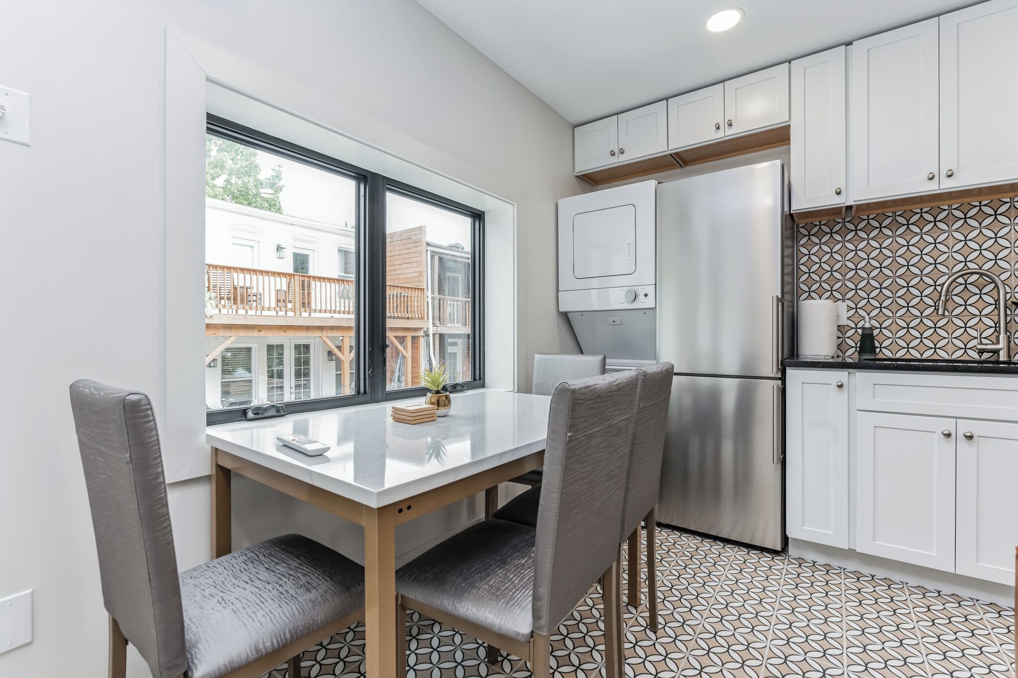 Mikrobølgeovn, ovn, kokeplater og oppvaskmaskin