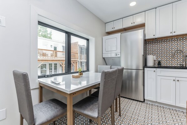 Microondas, horno, parrilla de estufa y lavavajillas