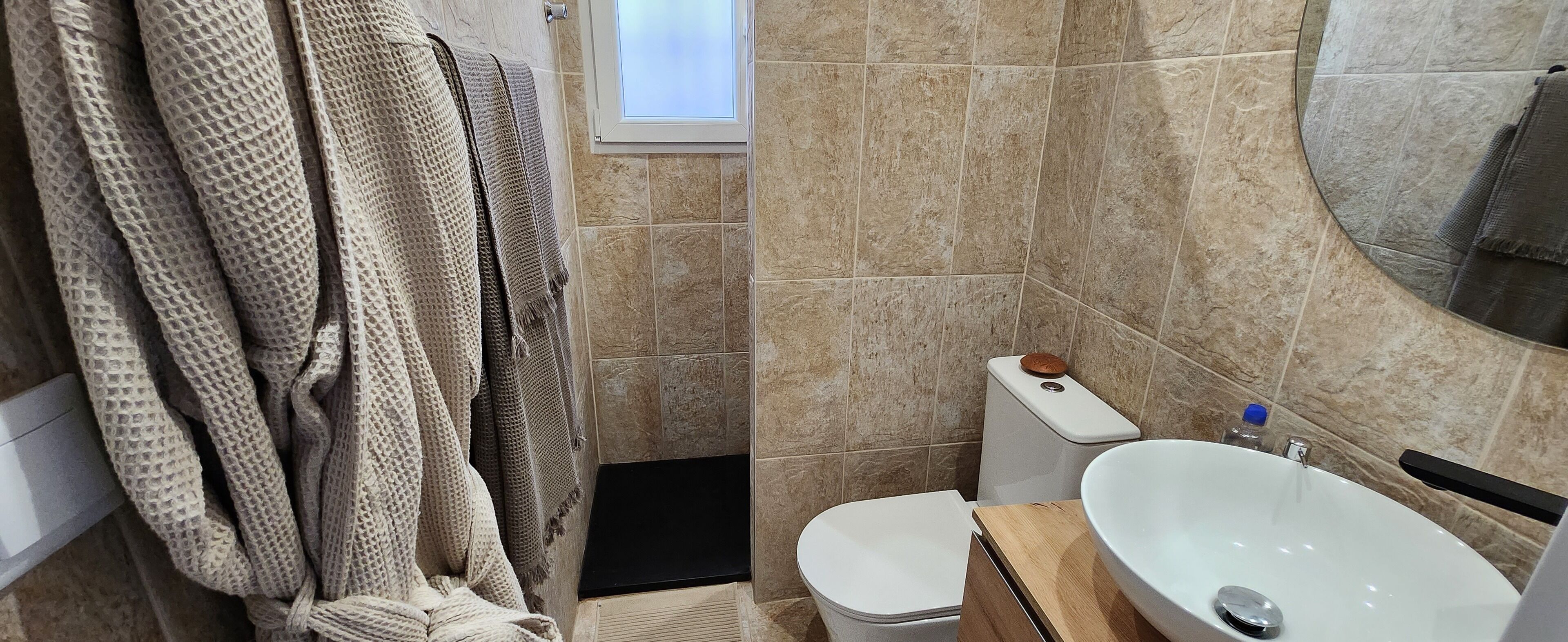 Een douche, een haardroger, handdoeken, zeep