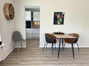 Dining - Friesenhaus Maria App. 1 - Modernes 2-zimmer App., Terrasse, Pkw-stellplatz, Wlan. Haustiere Nicht (Westerland)