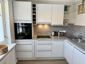 Kjøleskap, ovn, kokeplater og oppvaskmaskin