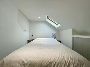 Tabla de planchar con plancha, wifi gratis, ropa de cama