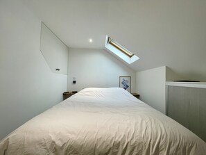 Tabla de planchar con plancha, wifi gratis y ropa de cama 