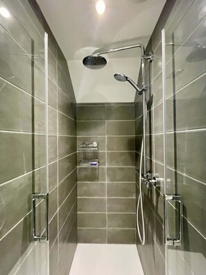 Ducha, secador de pelo y champú