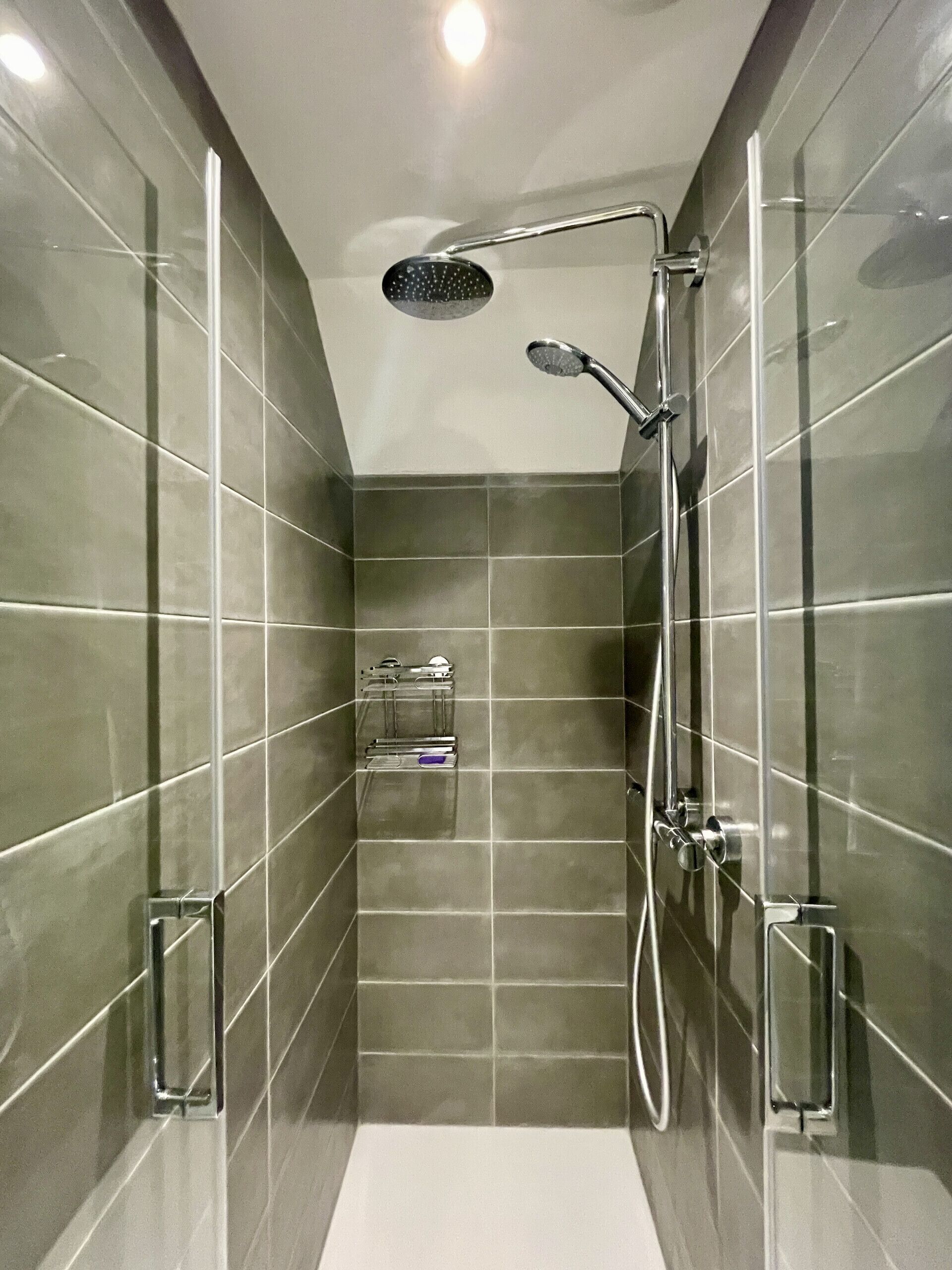 Douche, sèche-cheveux, serviettes fournies, shampoing