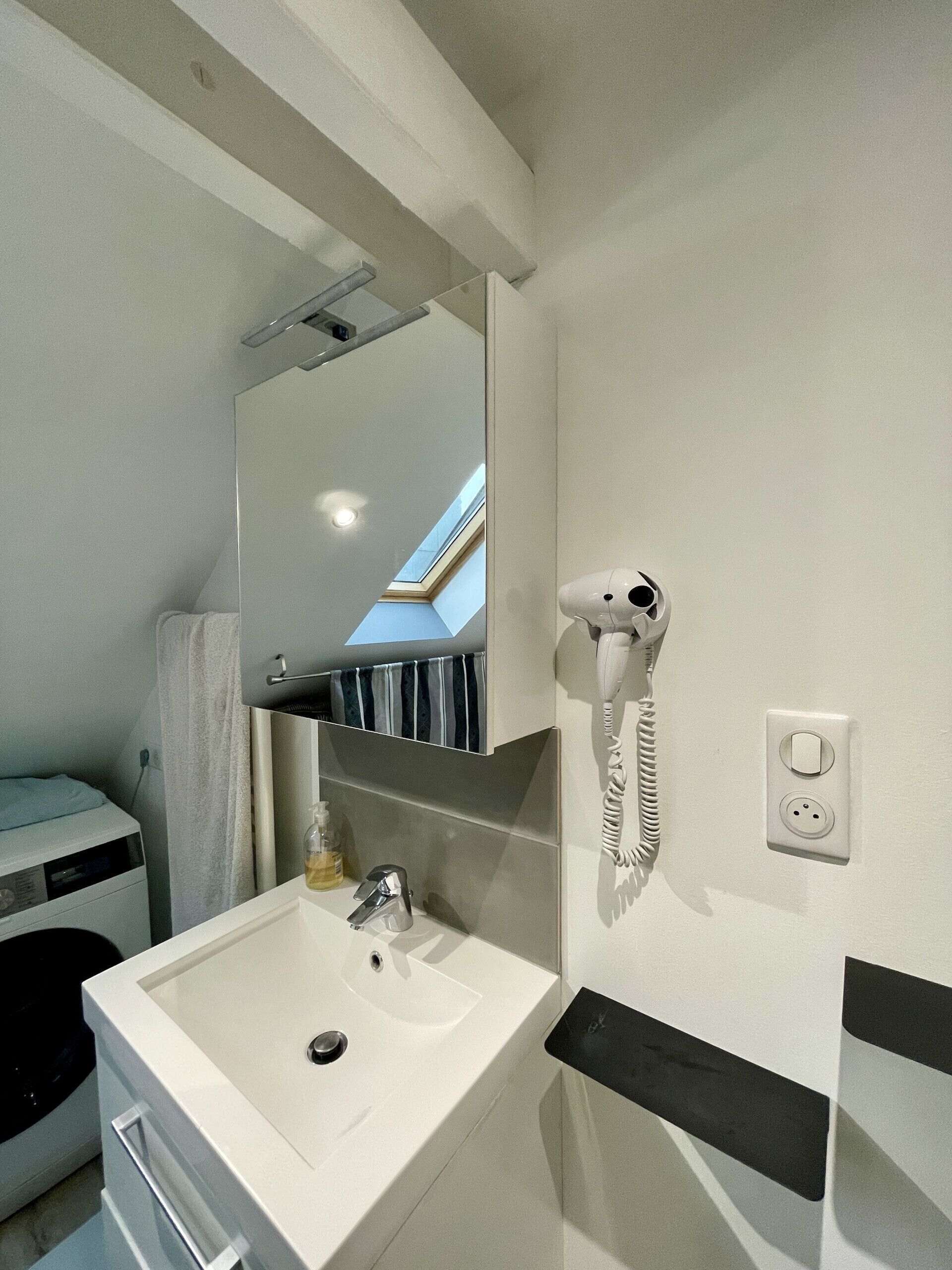 Dusche, Haartrockner, Handtücher, Shampoo