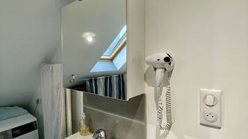 Dusche, Haartrockner, Handtücher, Shampoo