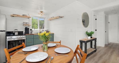 Charming 2BR abode: Newly Restored, Full of Light, 2 Min to Stowe Center!"