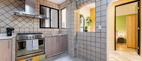 Køleskab, mikrobølgeovn, ovn, kogeplade