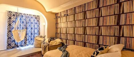 6 bedrooms, iron/ironing board, WiFi, bed sheets