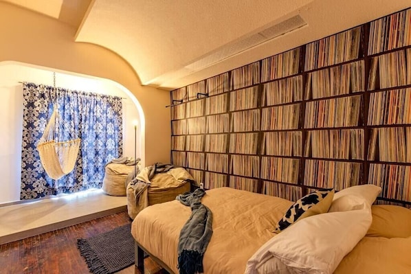 6 bedrooms, iron/ironing board, WiFi, bed sheets