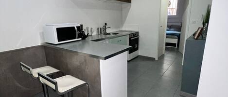 Refrigerador, microondas, horno y parrilla de estufa