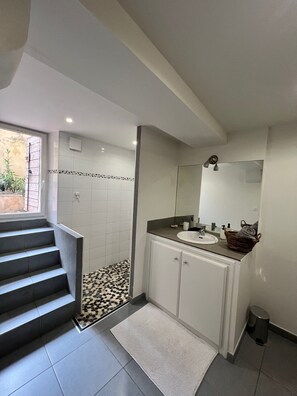 Doccia, asciugacapelli, asciugamani, sapone