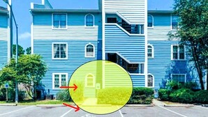 Un edificio de varios pisos con fachada azul y detalles blancos. Un superposición amarilla circular resalta una sección del edificio.