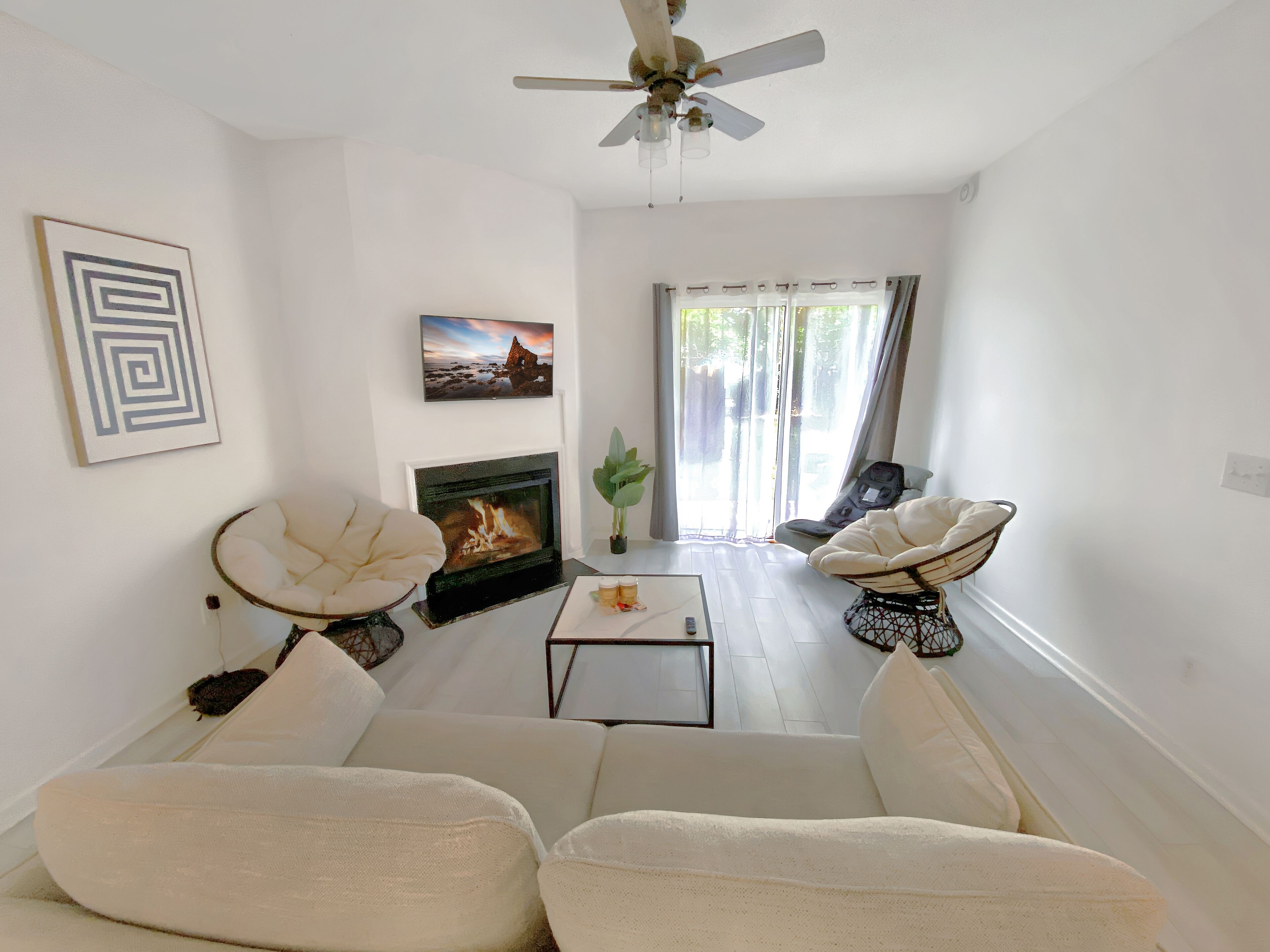 Smart TV, fireplace