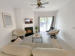 Smart TV, fireplace - Bright, Clean, Modern 2BR Luxury Apt UNCW-Beach (Wilmington)