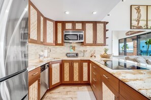 Microwave, oven, stovetop, dishwasher - NEW DIRECT OCEANFRONT Paradise South Side Retreat!  Quiet, Peaceful, Beachfront
 (Wailuku)