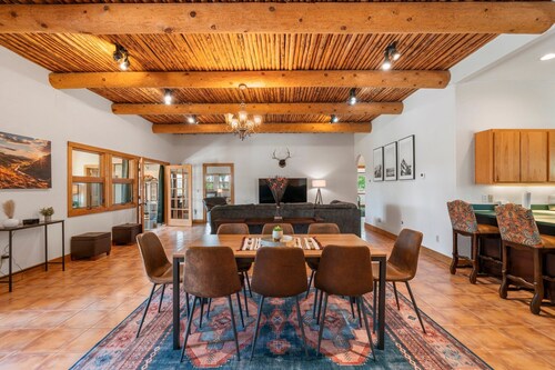 A/C, Pet Friendly, Incredible Yard, Single Level, 10 Mins to Downtown!