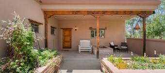 A/C, Pet Friendly, Incredible Yard, Single Level, 10 Mins to Downtown!