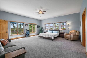 4 室のベッドルーム、デスク、WiFi (無料)、ベッドシーツ