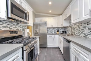 Fridge, microwave, oven, stovetop - Closest Disneyland Cheerful 4 bedroom home (Anaheim)