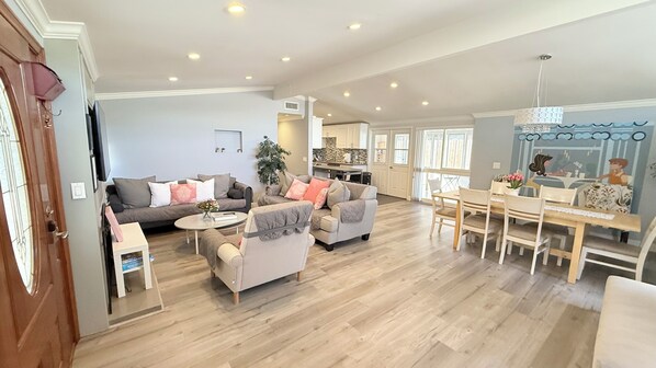 Smart TV, fireplace, computer monitors - Closest Disneyland Cheerful 4 bedroom home (Anaheim)