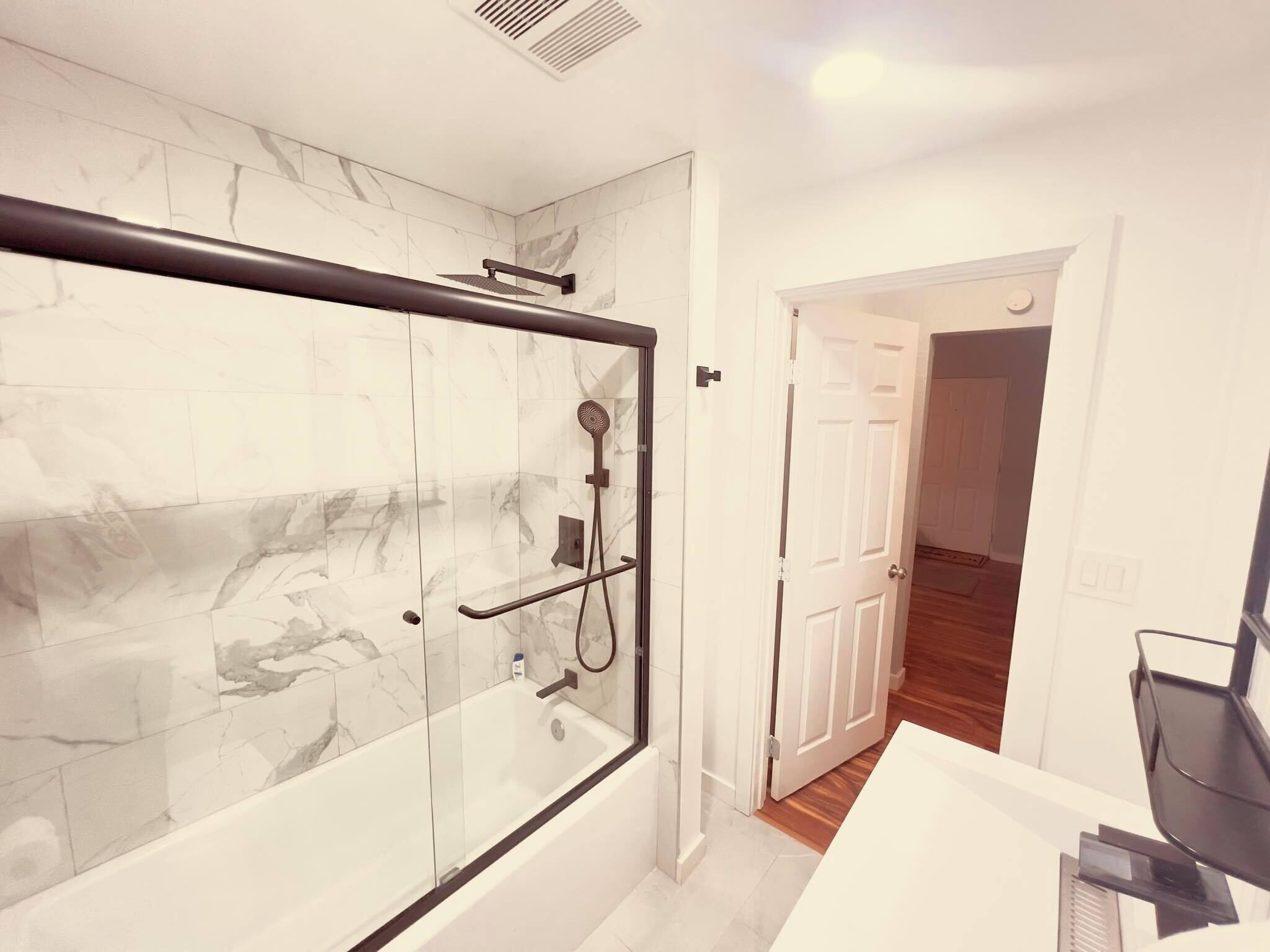 Shower, hair dryer, bidet, towels