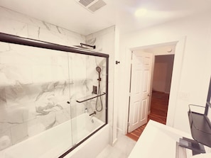 Een douche, een haardroger, een bidet, handdoeken
