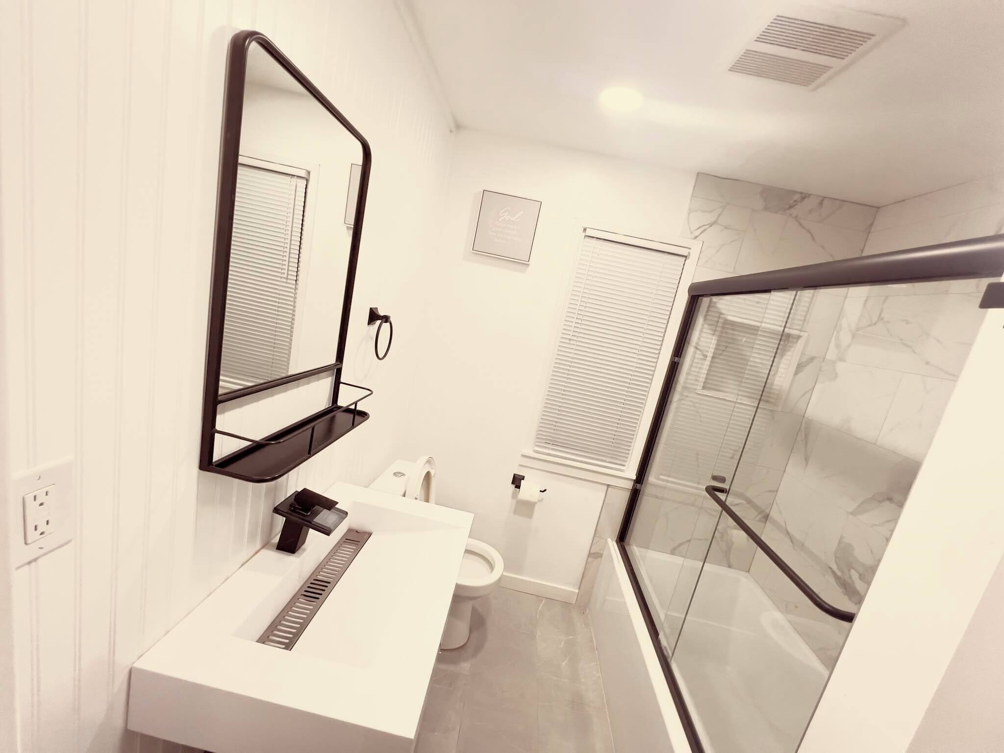 Shower, hair dryer, bidet, towels