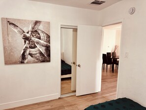 3 slaapkamers, een strijkplank/strijkijzer, wifi, beddengoed