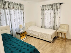 3 habitaciones, tabla de planchar con plancha, wifi y ropa de cama 