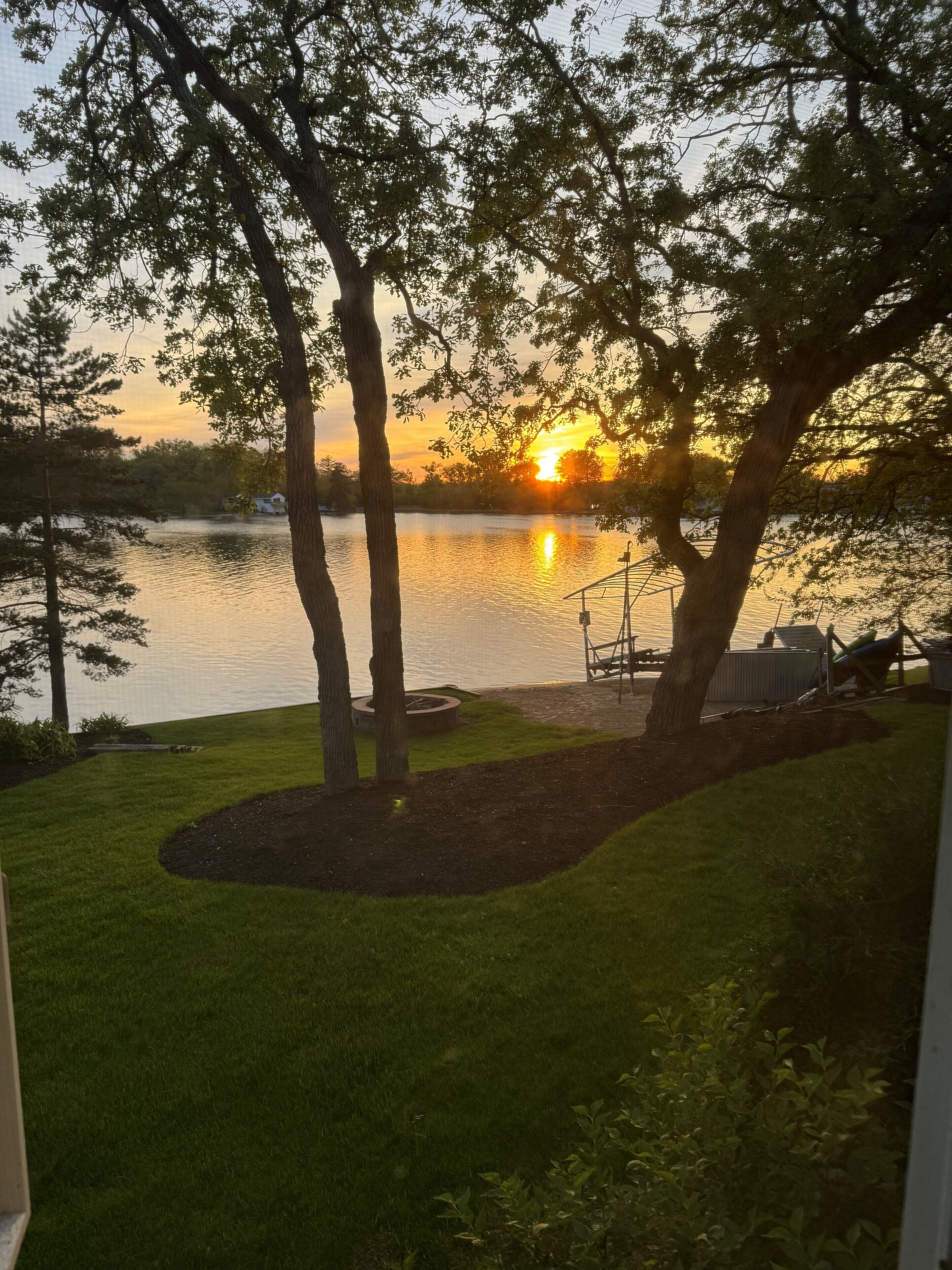 Waterfront Lake House. 206lf of waterfront, AWESOME sunsets, Beach, pier, Kayaks