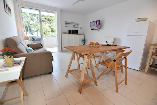 Location temporaire - Ce charmant studio rénové à Roses offre un confort moderne et une terrasse, idéal pour des vacances tranquilles près de la plage.